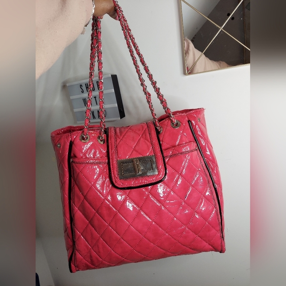 Large pink lock purse with quilted design and chain handles - Picture 8 of 14